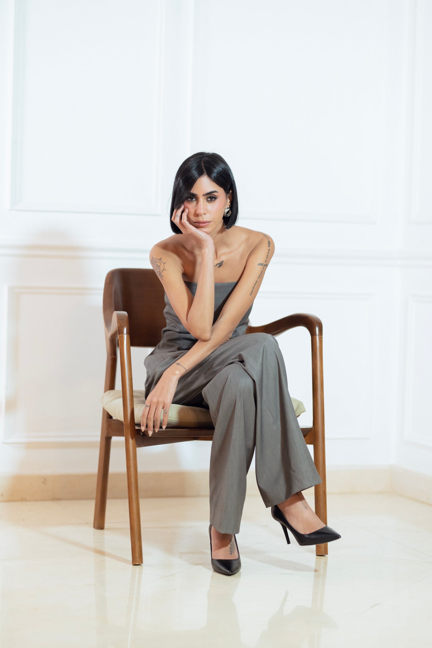 GREY STRAPLESS TOP & FITTED STRAIGHT LEG TROUSERS