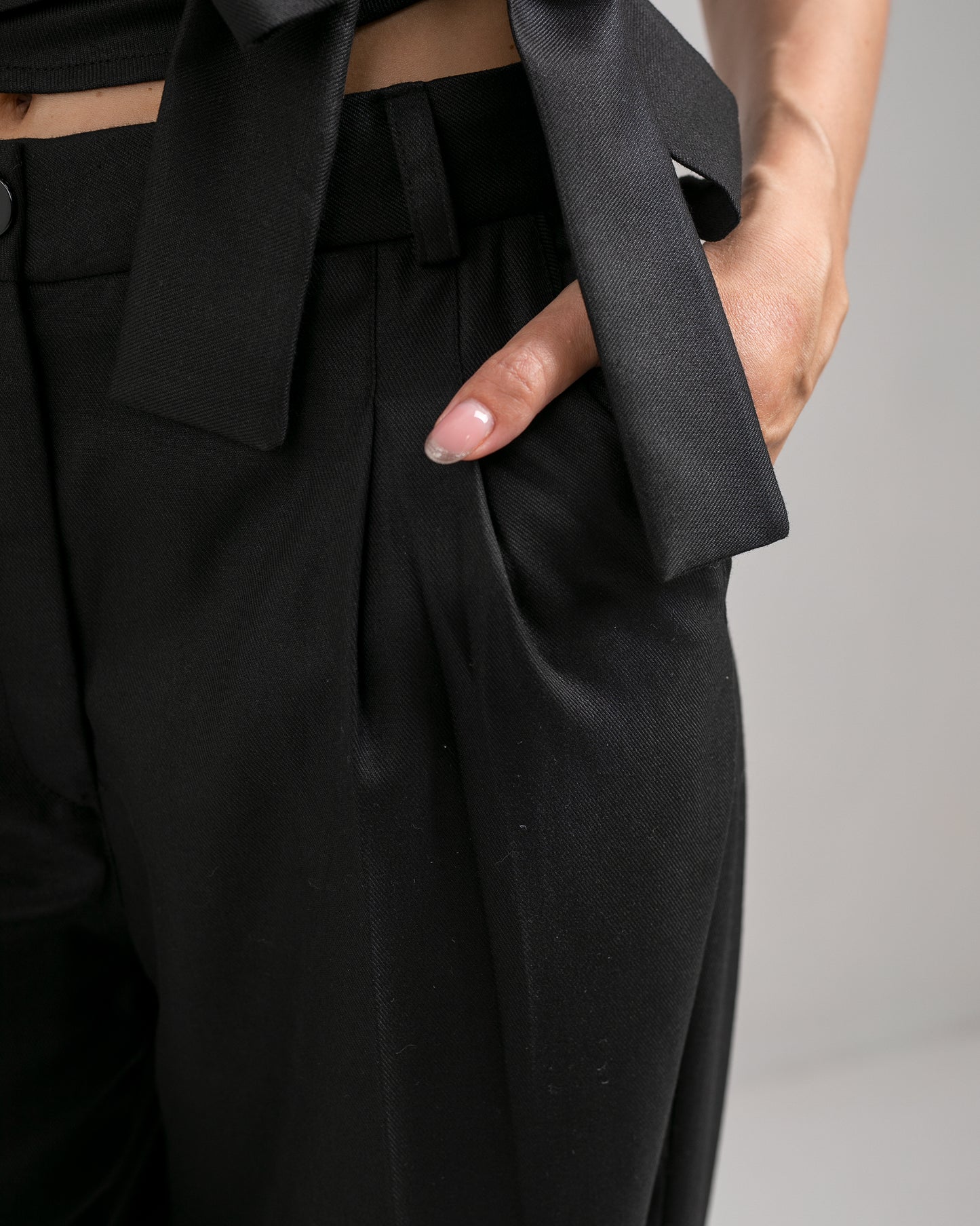 BLACK PLEATED WIDE-LEG PANTS