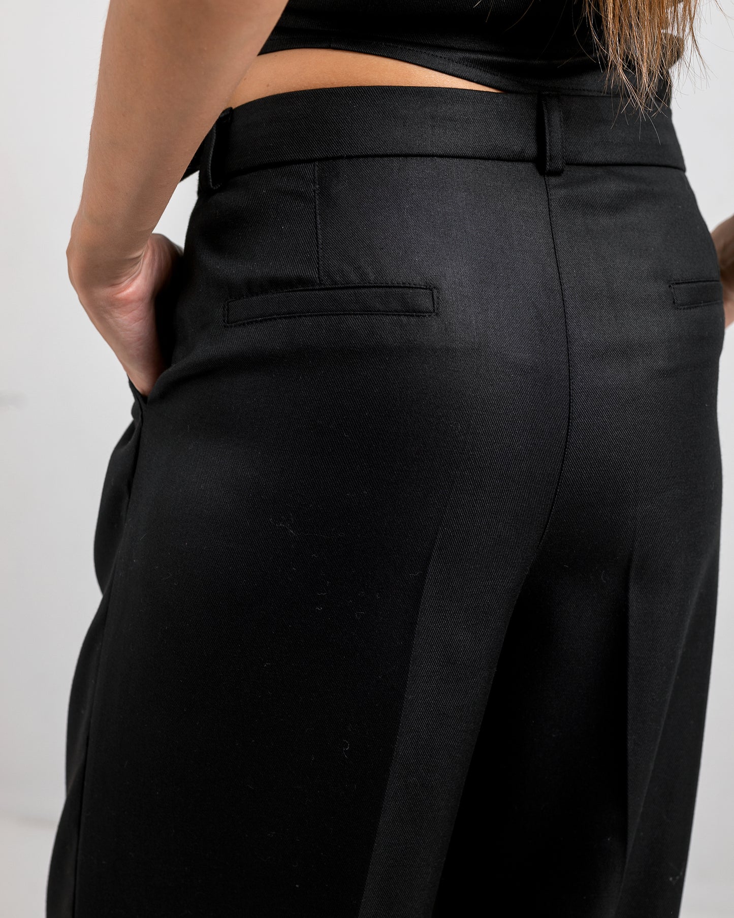 BLACK PLEATED WIDE-LEG PANTS