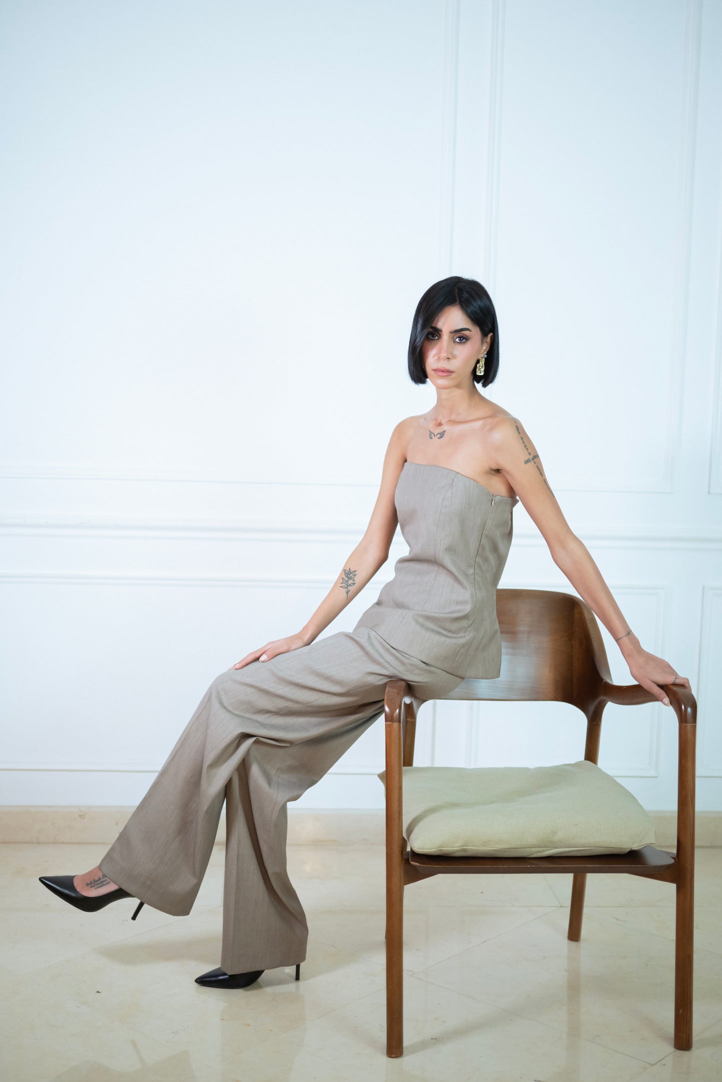 GREY STRAPLESS TOP & FITTED STRAIGHT LEG TROUSERS