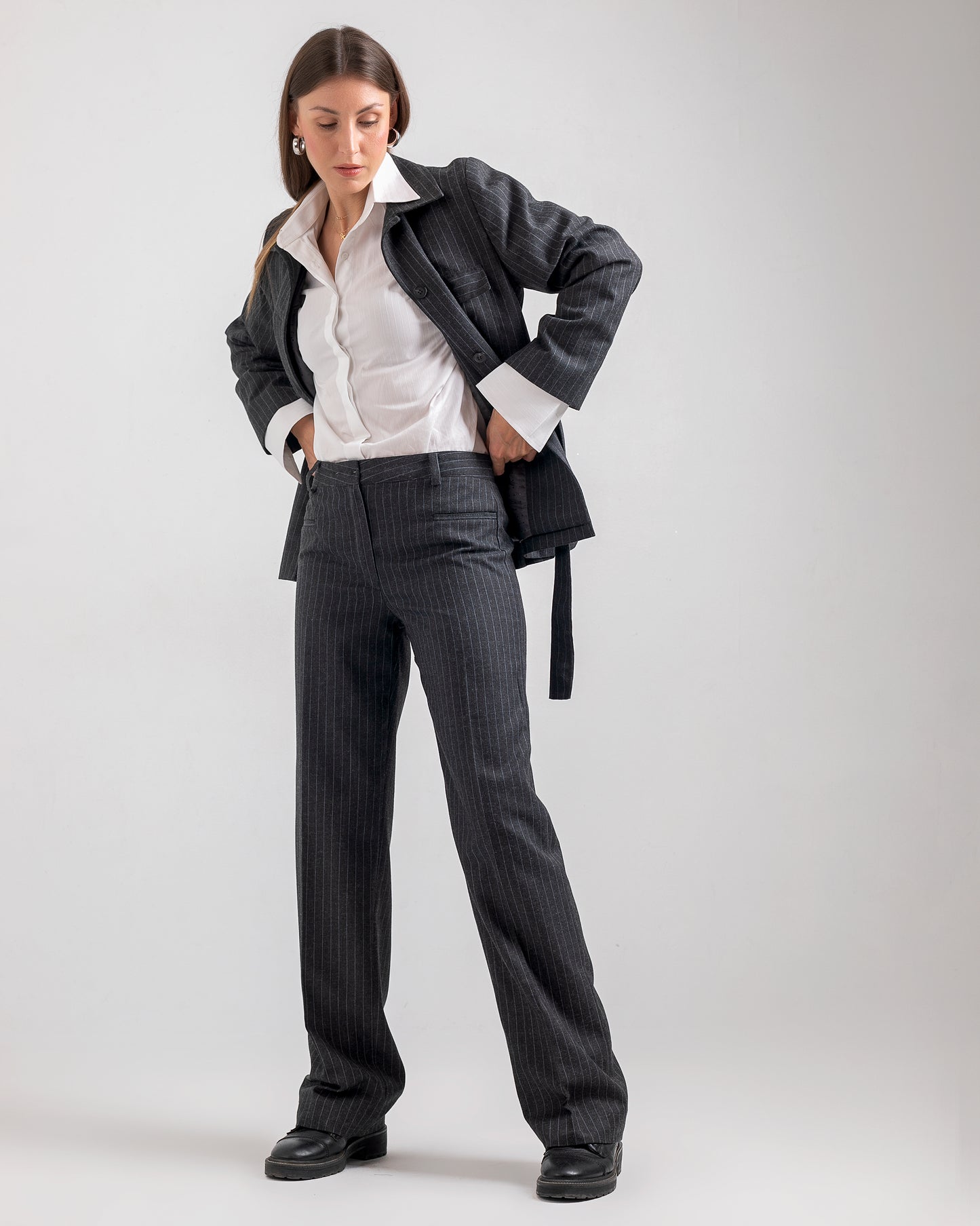 FITTED STRIPED BLACK PANTS