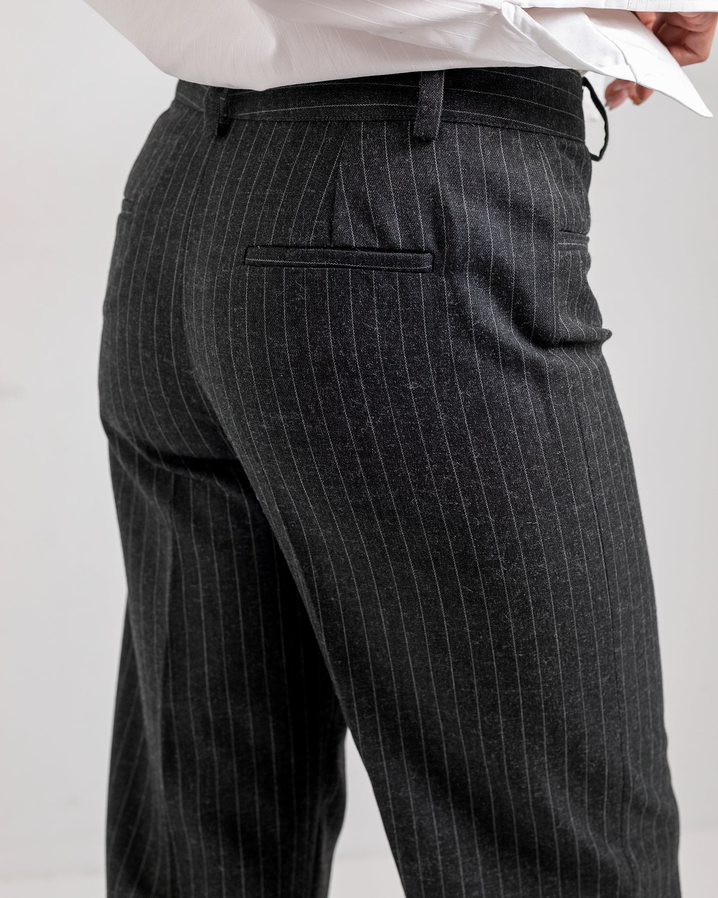 FITTED STRIPED BLACK PANTS